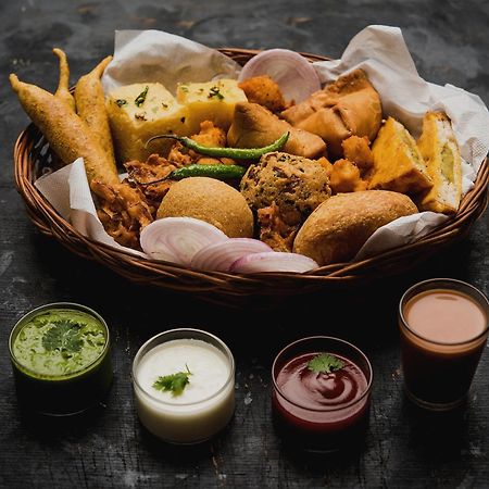 Oyo Flagship 70209 Alpha One Hotel Greater Noida Bagian luar foto