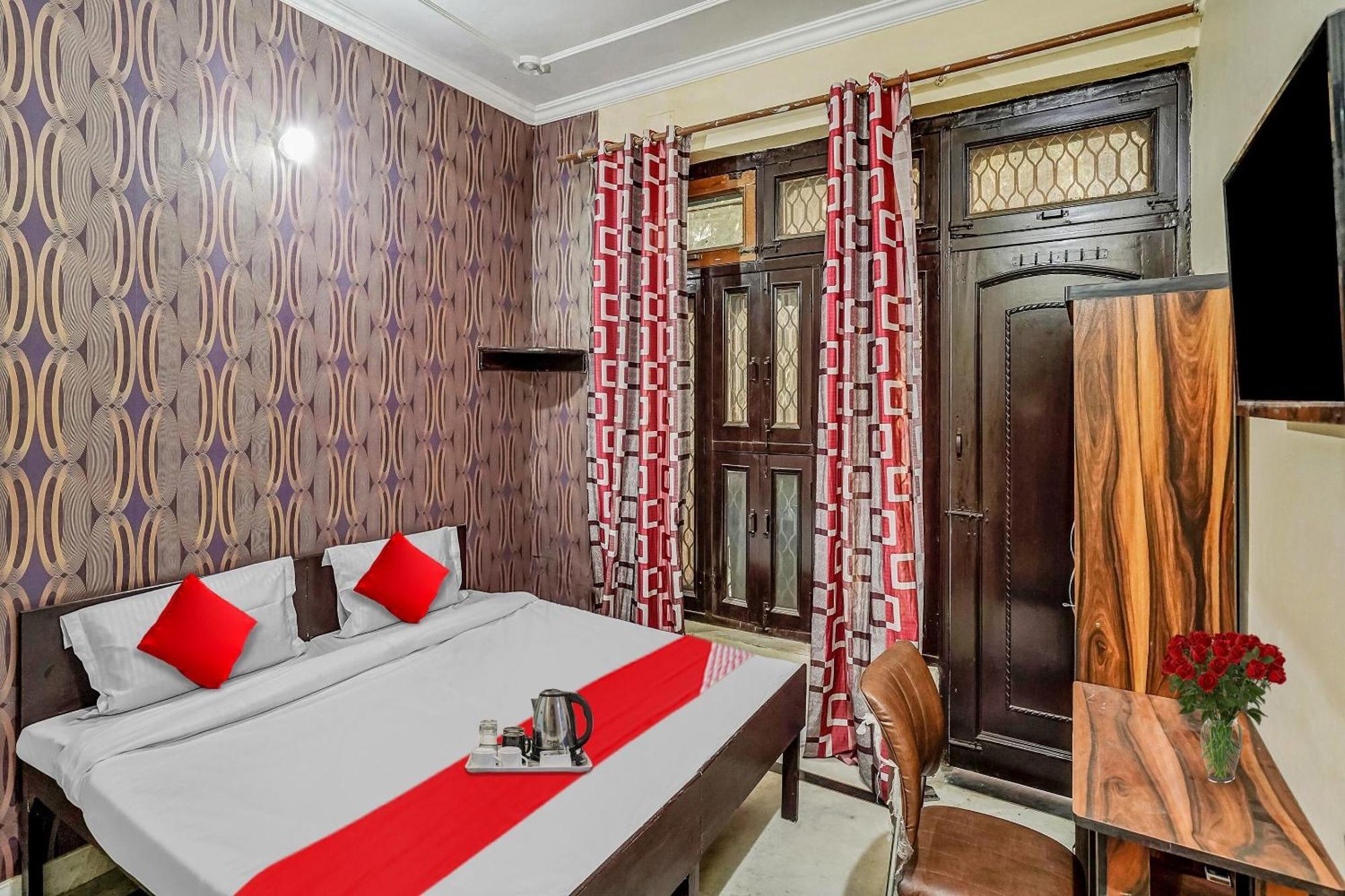 Oyo Flagship 70209 Alpha One Hotel Greater Noida Bagian luar foto