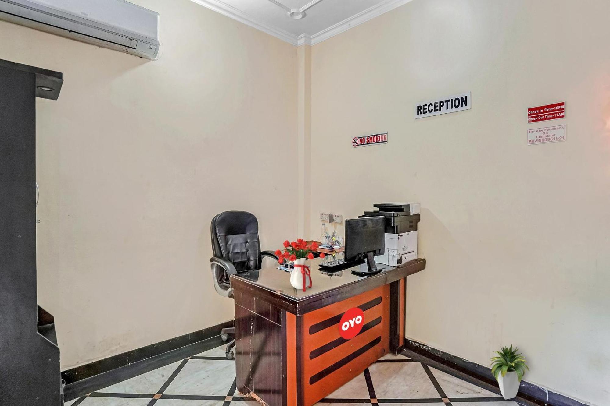Oyo Flagship 70209 Alpha One Hotel Greater Noida Bagian luar foto