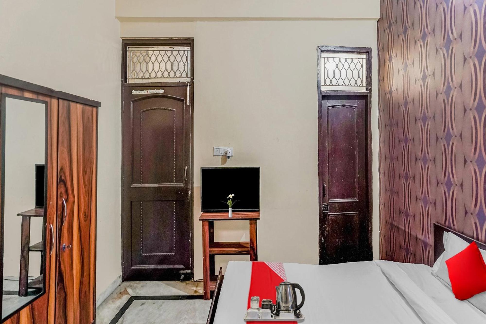 Oyo Flagship 70209 Alpha One Hotel Greater Noida Bagian luar foto